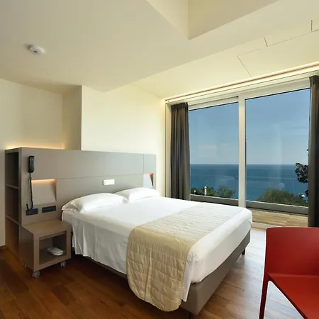 Le Roi Hotel