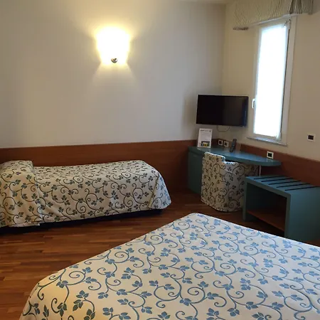 乐罗酒店 瓦拉泽