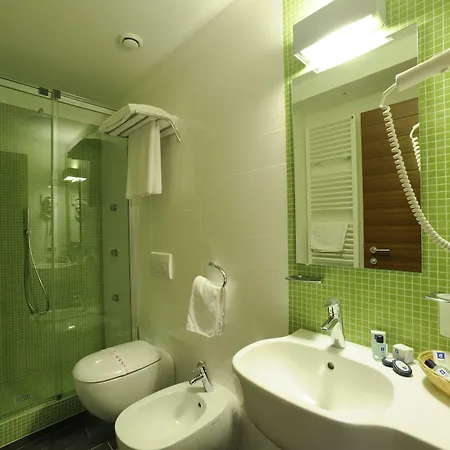 乐罗酒店 3* 瓦拉泽