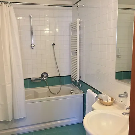 乐罗酒店 瓦拉泽