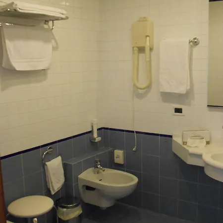 乐罗酒店 瓦拉泽