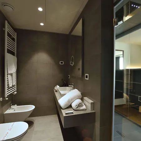 乐罗酒店 瓦拉泽